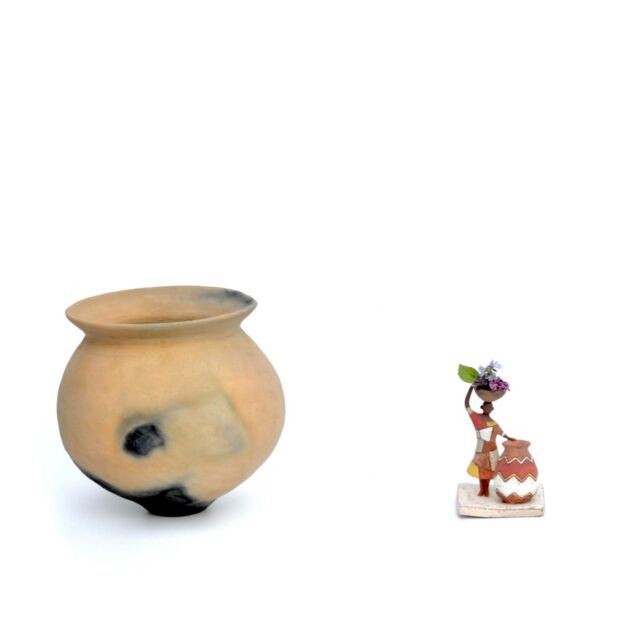 【ゆこもり１２月企画展のご案内】
西山光太陶展Ⅸ　『あわ焼と冬のうつわ』
‘２４/１２/７（土）～２１（土）日・木休み　１０～１７時頃
作家在廊日　１２/７（土）、２１（土）
※新型コロナなどの影響により変更になる可能性があります。最新情報はゆこもりSNSでご確認ください
千葉・館山在住の陶芸家で、９度目の個展です
数年来取り組まれている「あわ焼」とともに、耐熱食器、彩文シリーズ、黒釉シリーズも引き続き出品されます
初日には、耐熱の器にまつわるワークショップも開催します
是非、ご高覧くださいませ
『村田真彌子さんによる西山さんの耐熱のうつわを使って楽しむバーニャカウダWS』
昨年に引き続き講師に村田真彌子さんをお迎えして、今年は西山さんの耐熱の器を使ったWSを開催いたします
西山さんの耐熱の器＆スパイスのお土産付き、１日限定のスペシャル講座で
‘２４/１２/７（土）１１時～、１４時～
参加費/７０００円(税込)
要予約　ゆこもりインスタなど各SNSか０２６３－４６－２０６６　まで
【新型コロナ対策のお願い】
・少しでも体調が気になる方はご来店をお控えください
・できるだけマスク着用でのご来店をお願い致します
西山光太 略歴
1980　　神奈川県生まれ 
2004　　神奈川県相模原市に築窯 
2010　　千葉県館山市香へ移住・築窯 
2017　　あわ焼の研究を始める
展覧会
京王百貨店 新宿店　美術・工芸サロン （新宿） 　工芸いま（銀座）　ギャラリー山咲木（日本橋 人形町）
手仕事扱い処　ゆこもり （長野・松本）　 Gallery & CAFE 憩の森（長野・松本）　うつわ羊　（島根・松江）
amco culture&journey（日本橋)　 Gallery葉葉（千葉・館山）　青龍山能蔵院 桔梗庵（千葉・南房総）
安房暮らしの研究所（千葉・南房総） Green thanks supply(墨田区京島) 　horne cafe （千葉・南房総）
草so（千葉・鴨川）　古民家したさん（千葉・鴨川）　furacoco（千葉・長生郡）　
冉冉茶事　ZEN ZEN THE（台湾・台中）印 藝文空間 咖啡（台湾・台中）河野邸laboratoire （大阪・和泉） 等 
クラフトフェア 
クラフトフェアまつもと@あがたの森公園（長野・松本) 
 にわのわ アート＆クラフトフェア・チバ@ DIC 川村記念美術館 庭園（佐倉）佐倉城址公園（佐倉）
くらしずく@ Sghr菅原工芸硝子工房敷地内（千葉・九十九里）等 
媒体 
「 あわ焼という物語のはじまり 」 / 無印良品　くらしの良品研究所　ローカルニッポン　掲載 
「 未来への挑戦 房総から全国へ 」 / NHK BSプレミアム「イッピン」 特集紹介 
「 あわの土で焼き物を 」 / NHK 「ひるまえほっと」 特集紹介 
「 d design travel CHIBA 」 <47 REASONS TO TRAVEL IN JAPAN> 掲載　 / D&DEPARTMENT PROJECT 
「 房総コーヒー -旅と、日常。」< 陶芸家 西山光太さんを訪ねて>掲載 / 暮ラシカルデザイン編集室 
「 心を込めて、贈り物 」 / 天然生活2020年1月号 あわ焼掲載 
「 理想の暮らしが買える店 」 / Casa BURUTUS 2020年10月号作品紹介
「 ボタニカルショップ 」 /商店建築 2021年12月号　あわ焼・個展風景 掲載
「 DIALOGUE 職人との会話 」 / いすみ古材研究所　web interview　掲載 
 小冊子「 循環のひと <あわ焼 西山さん> 」 / いすみ古材研究所 zine 販売中 
その他
Single Thread Farm - Inn - Restaurant （カリフォルニア州ヒールズバーグ）　器取り扱い
三井不動産レジデンシャル　PARK WELLSTATE 鴨川　Reception/Lounge Bar/Restaurant　 作品担当
KURKKU FIELDS 宿泊施設「cocoon/perus 」器採用
#西山光太 #ゆこもり #陶芸 #陶器 #耐熱食器 #食器 #花器 #皿 #マグカップ #あわ焼 #ceramics #ceramica #tougei #crafts #asamaonsen #matsumoto #nagano